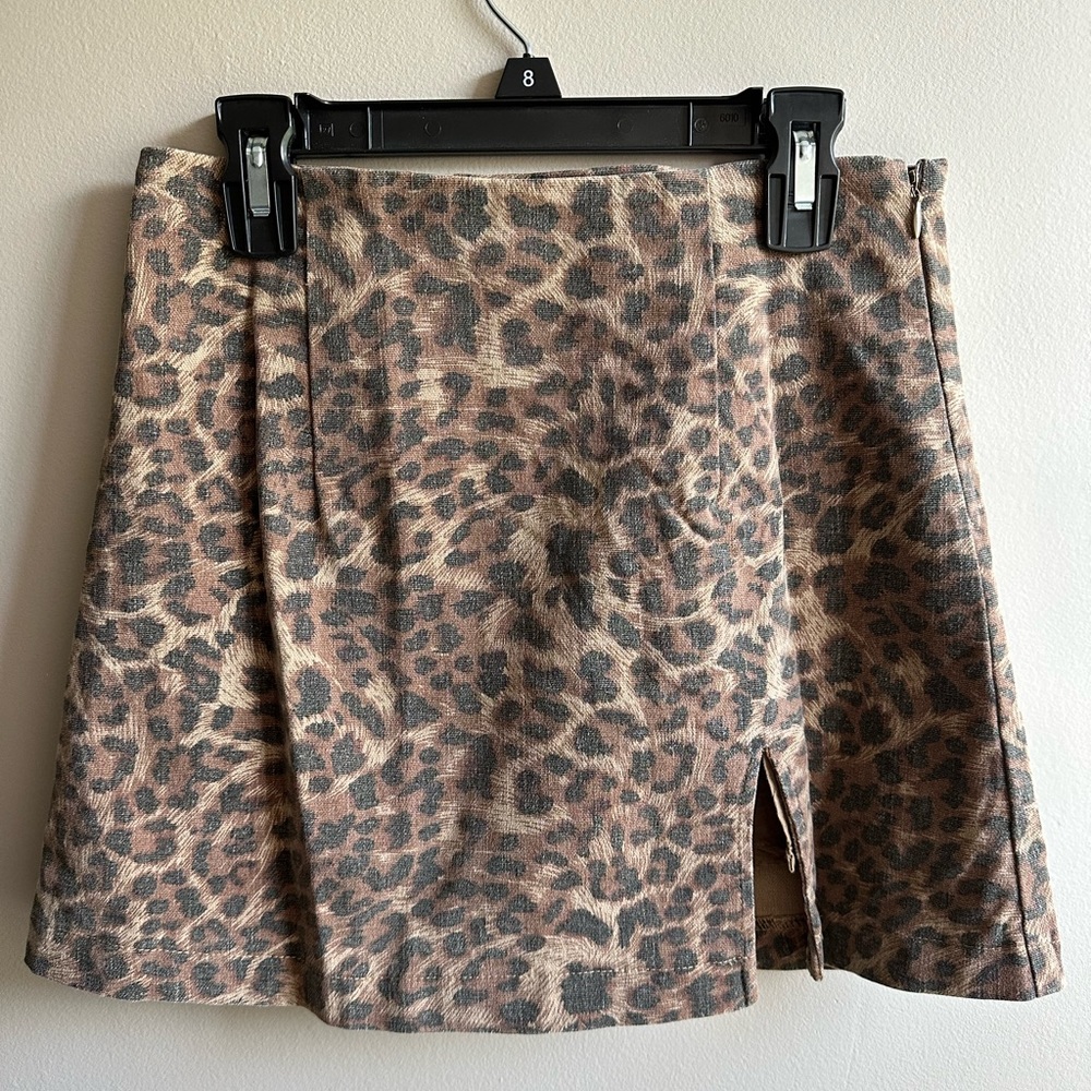Olivaceous cheetah print mini skirt with slit